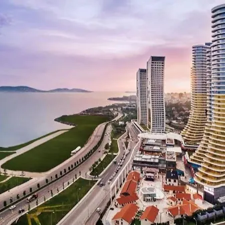 Wonderfully Located Seaside 3 Minutes To Metro * Istanbul