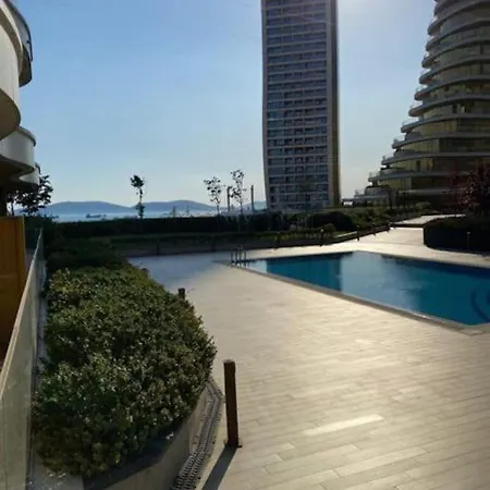 Wonderfully Located Seaside 3 Minutes To Metro Apartment *